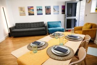 New Luxury Apartment in Central Location Next to Shops, Cafes, Bars & Metro - 0