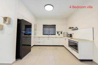 2 וילות צמודות מהממות - חדר ממ"ד בכל וילה - 2 בריכות מחוממות - 4