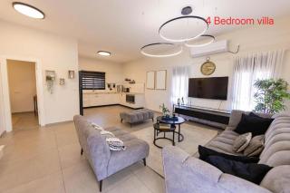 2 וילות צמודות מהממות - חדר ממ"ד בכל וילה - 2 בריכות מחוממות - 5