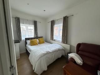 Ensuite Luxury 1st Studio Flat With full Private Toilet And Shower With its Own Kitchenette A Fully Equipped Independent Studio Flat - 9