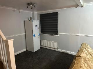 Coventry 3 Bedroom Home - Free Parking & WiFi - 4