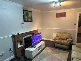 Coventry 3 Bedroom Home - Free Parking & WiFi - 2