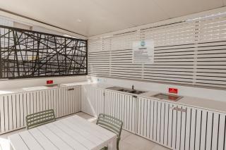 Luxe townhouse - walk to beach and shops - 3