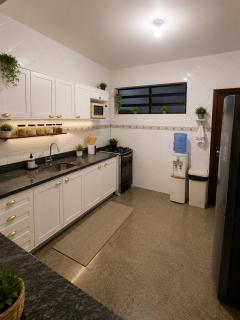 Casa de temporada, 3 quartos, 3 banheiros, cozinha e garagem 3 carros - 1
