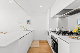 Johnson - Modern BrisbaneCity-Fringe Apt w Parking - 9