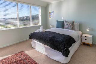 Coastal Retreat Family Home - Sea Views & Parking - 8