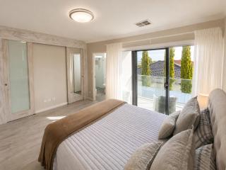 PAUSE Boutique 4BR Home Close to CBD, Beach & Shopping - 4
