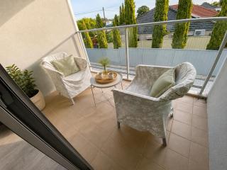 PAUSE Boutique 4BR Home Close to CBD, Beach & Shopping - 3