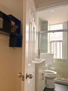 194 Bright Private RM with Ensuite on Bathurst - 2