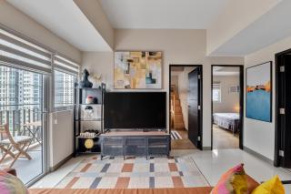 Spacious 2BR Makati Condo MRT WiFi Washer - 7