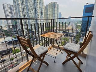 Spacious 2BR Makati Condo MRT WiFi Washer - 2