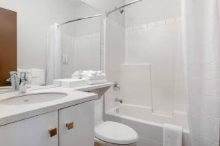 Econo Lodge Inn & Suites - Kelowna - 1