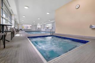 Econo Lodge Inn & Suites - 6
