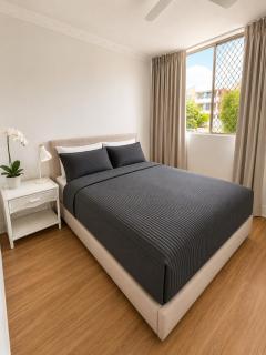Upmarket Queen Room & Bath, Renovated, Quiet, Airport 10 min - shared accomm - 0