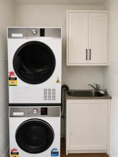 Upmarket Queen Room & Bath, Renovated, Quiet, Airport 10 min - shared accomm - 6