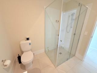 Pet Friendly &Amazing location bright new house - 7