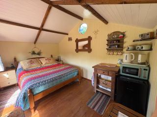 Tyluna Cornish Glamping Cabin - 9