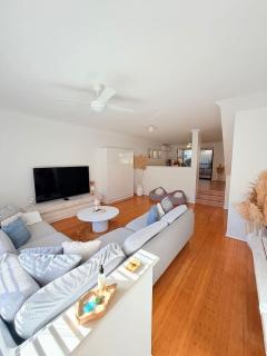 The Scarborough Beach House - Walk to the beach! - 8