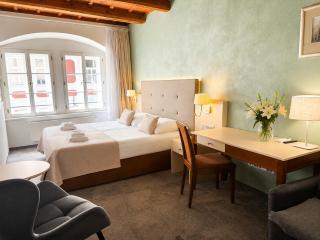 The Golden Wheel Hotel - 2
