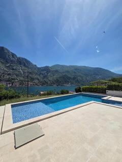 Luxury Studio Apartment with Sea View & Heated Pool - 5