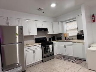 Large 2Kings 2 bedroom 2 bath by EWR NYC Newark - 3