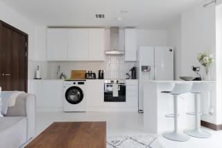 Sophisticated 2BDR Flat with Riverside Views - 9