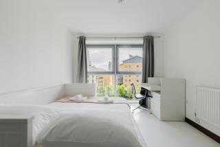 Sophisticated 2BDR Flat with Riverside Views - 4