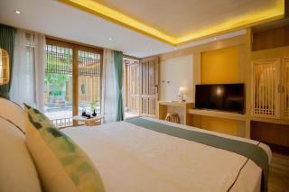Yuezhu Xuan Zen Boutique Resort Lijiang Ancient Town,Naxi courtyard Near Mu's Palace and Zhongyi Market and Sifang St,English Host and Travel Assistant,Free Airport Pickup for 3 nights and Luggage Service,Daily Western and Chinese Breakfast - 3
