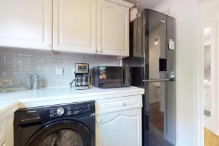 Bright 2BR Home Near Stadium with Easy London Access - 1