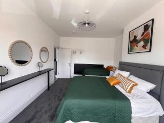 Stylish house-5 mins to City Centre-Sleeps15-Free parking - 3