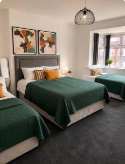 Stylish house-5 mins to City Centre-Sleeps15-Free parking - 2