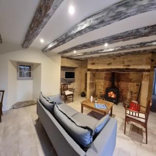 4-Bedroom Apartment with Pool in Lot - 0