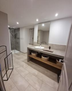 4-Bedroom Apartment with Pool in Lot - 7