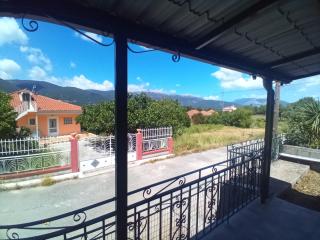 Bright and peaceful getaway with mountain views - 8