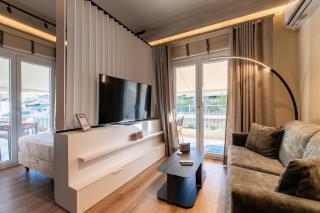 Stylish Apartment-Large Sunny Balcony-Central Pagrati-MARE Luxury Suites B - Atenas - 0