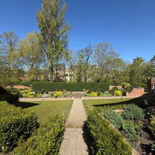 Amber's York Hideaway, Free Parking, Walk to City - 2