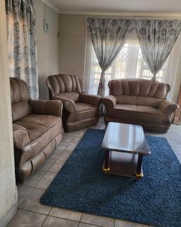 Emakhonkosi Guest House Witbank - 5