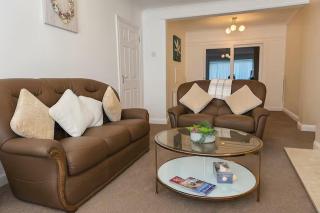 Elegant & Cozy 2 Bed End Terraced Stay - 9