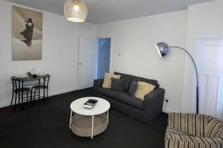 Apartment Sleeps 2 - Free Street Parking - 6