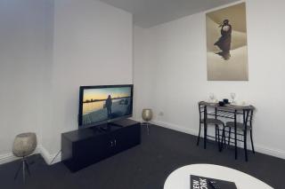 Apartment Sleeps 2 - Free Street Parking - 4