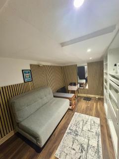 Stylish London Retreat w Garden 3 Min to Station - 2