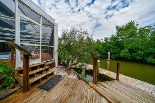 Twin Dolphins Pool, Docks, Elevator, Golf Cart - 6