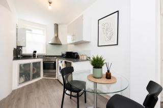 Old Street 2BR Apartment Sleeps 6 Close to Tube - 1