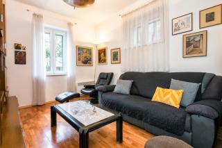 Urban Apartment Split- Free parking - 2