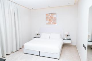 Modern 3 Bedroom Apartment in Al Yasmin - 6