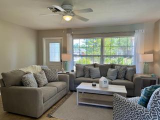 Gulf Breeze Getaway 3BR Home with Private Pool, 5 Minute Drive to Madeira Beach - 3