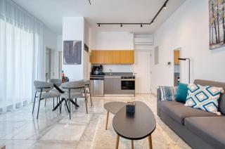 Modern Sea-View Work Apartment, Sit-Stand Desk, Pool, Gym & Walk to Old Town - 0