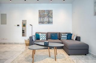 Modern Sea-View Work Apartment, Sit-Stand Desk, Pool, Gym & Walk to Old Town - 8