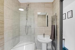 The Red Brick 3-Bedroom Flat City Retreat - 8
