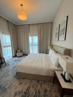 سحر المحيط لتأجير بيوت العطلات ocean magic 4BR luxury apartment , direct sea facing at Address beach resort Fujairah - 3